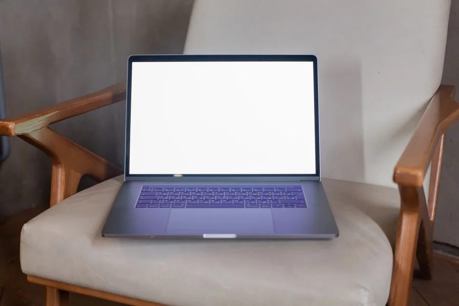 A smartphone in a miniature cart on a laptop symbolizes online shopping and digital payment.